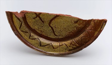 Fragment earthenware dish decorated in sludge and scratching technique, on stand fins, plate crockery holder soil find ceramic