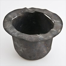 Pewter pot, cylindrical, with outstanding edge, pot holder sanitary floor stock tin metal, molded Cylindrical shape