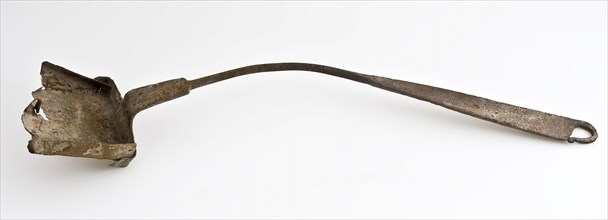 Shovel for fire, shovel tool kit soil find iron metal, Rectangular scoop with three upright sides. The stem is round in cross