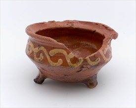 Small pottery cooking pot decorated with yellow strings, on three legs, cooking pot crockery holder kitchen utensils earthenware