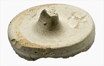 Stoneware lid, untidy and twisted bud, lid closure soil found ceramic stoneware h 2,5, Around shallow container in the middle