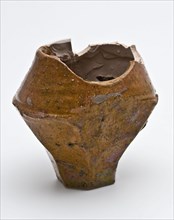 Drinking bowl in the shape of pulpit with one flat side, trough trough basin foundations ceramic earthenware glaze lead glaze