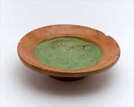 Earthenware dish in brown and green glazed, on stand, dish plate earth discovery ceramics earthenware clay engobe glaze lead