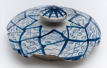 Pottery lid of apotherspot, faience, decor in blue and white, lid closure part apothecary jar holder soil find ceramic