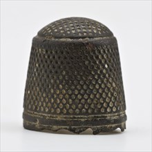 Copper molded thimble with groove at the top, thimble sewing kit soil find copper brass metal h 1,7, cast Copper molded thimble