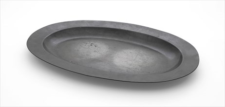 Tinsmith: Johannes Daniël Druy, Flat, oval dish with wide flat edge, sacrament dish liturgical container holder tin, molded Oval