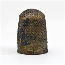 Copper molded thimble with groove at the top with waffle pattern, thimble sewing kit soil find copper metal, cast Copper molded