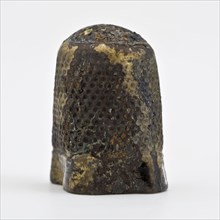 Copper thimble molded with groove at the top, thimble sewing kit soil find copper metal h 1,9, cast Copper molded thimble