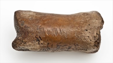 Digit from cow's leg, part of throwing game: flocks, koot game piece relaxant soil find leg, Bone on long side