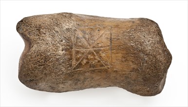 Digit from cow's leg, part of throwing game: chaps, koot game piece relaxant soil find leg, Leg on the long side marked: square