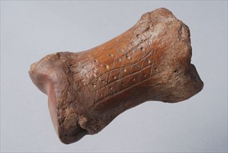 Digit from cow's leg, part of throwing game: chaps, koot game piece relaxant soil find leg, K on long side marked: rectangle