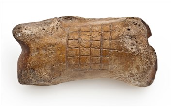 Legs leg, part of throwing game: koten, koot spelstuk relaxant soil find leg, Bone on long side marked, incised grid of twenty