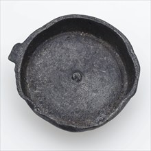 Toys, tin frying pan, short rim and stem, pan holder miniature toy relaxant soil find tin metal, molded Toy frying pan. Flat