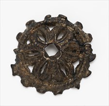 Openwork with stylized flower in the middle, ornament copper metal h 0,5, die cut Open cut piece of hollow fittings: in circle