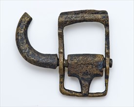Buckle with rectangular bracket with middle post and stern, long curved axle, continuous, buckle fastener part soil find copper