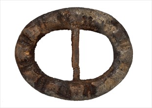 Shoe buckle, buckle with oval frame in which wide barrels, buckle fastener component soil found brass copper metal, cast Shoe