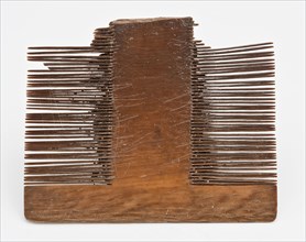 Rectangular, undecorated legs comb with double row of teeth, comb fragment bottomfound leg, sawn Rectangular unadorned comb