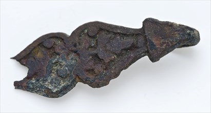 Mantelpole or cloak with decoration of leaves in relief, closure clothing accessory clothing ground find copper metal, cast Flat