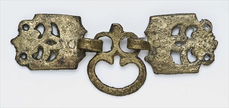 Part of belt buckle, two single leashes, with dense eyes, attached to three-eye, belt attachment accessory ground find copper