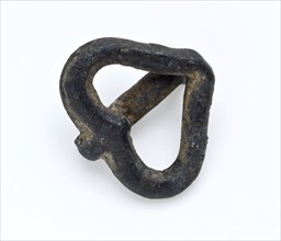 Belt hanger in the shape of an open heart with decorative function, belt accessory soil find tin metal, Cut-out heart
