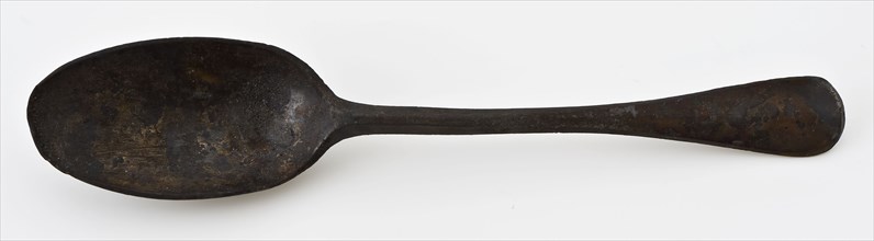Spoon with elongated oval bowl and flat spatula-shaped handle, spoon cutlery soil find tin metal, poured Oblong oblong trench