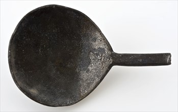Spoon with fig-shaped container and stem with rectangular cross-section, spoon cutlery soil find tin metal, cast Molded bowl