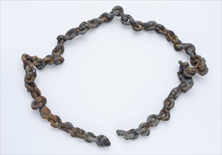Piece of iron link chain of twisted S-shaped links, chain soil find iron metal, current deformed state) Piece of iron link chain