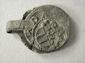 Cloth seal with Rotterdam coat of arms and P, cloth seal hallmark ground find lead metal, Cloth lead with on the front the coat