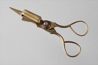 geelgieter, Candle snout or muzzle scissors, elongated grinder tray, candle cutter scissors tool kit brass copper metal, cast