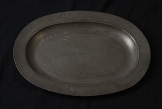 Tinsmith: Johannes Daniël Druy, Oval dish with flat bottom and flat wide rim, sacrament dish liturgical vessel holder tin, cast
