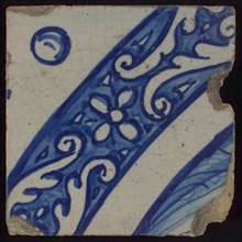 Tile with blue curved edge with decoration, tile picture footage fragment ceramics pottery glaze, d 1.2
