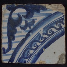 Tile with blue decoration and curved decorated border, tile picture footage fragment ceramics pottery glaze, d 1.3