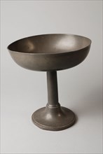 Tinsmith: Johannes Daniël Druy, Chalice-shaped bowl with engraved text on round base CHURCH FEASTDUE DELFSHAVEN, bowl scale