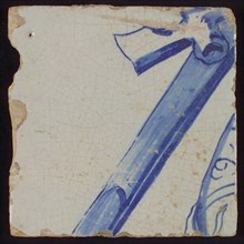 Tile with blue diagonal bar (rifle?), tile pellet image fragment ceramic earthenware glaze, d 1.2