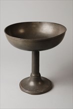 Tinsmith: Johannes Daniël Druy, Chalice-shaped bowl with engraved text on round base CHURCH FUR DURING DELFSHAVEN, bowl scale