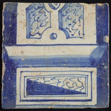 Tile of chimney pilaster, blue on white, bottom of column with basement, compartment with irregular lines, chimney pilaster tile