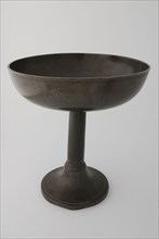 Tinsmith: Johannes Daniël Druy, Chalice-shaped bowl with engraved text on round base CHURCH FEAST DUTCH PORT, bowl scale scale