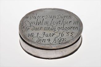 Oval silver helmet box with inscription Wolter van Duren, his helmet is in here, is there with him, in t jaer 1635 den 4 aug