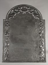 Fireback putti with laurel wreath and fruit-eaters, fire place, cast Rectangular arch at the top. In the arch two putti holding