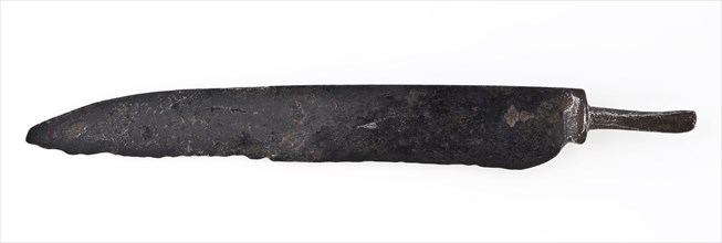 Hand-forged blade with short baffle with angel, marked on blade with crowned V, blade knife cutlery ground find iron metal, mark