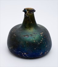 Small bell-bellied bottle, belly bottle bottle holder soil find glass, bottom. Body with almost straight up wall