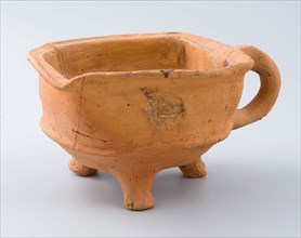 Unglazed pottery test, round bottom, square top edge, on three legs, fire test test ground find ceramic pottery, hand turned