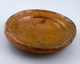 Pottery plate on stand fins, curled plate edge, plate crockery holder soil find ceramic earthenware glaze lead glaze, hand
