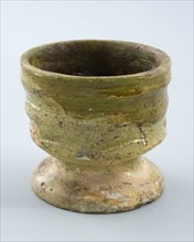 Low earthenware cup on stand foot, profile rings, between which wave decoration, beaker crockery holder soil find ceramic