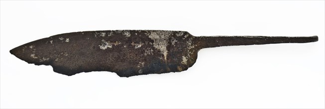 Blade of hand-forged meat cleaver or kitchen knife with stern, rear side of which is perpendicular, knife equipment foundations