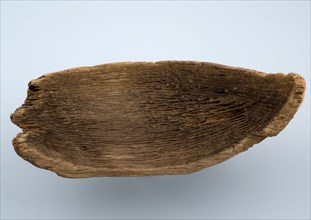Fragment wooden bowl on stand surface, edge twisted band, bowl crockery holder soil find wood, sawn twisted sanded Fragment