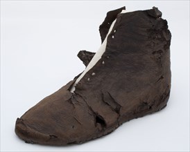 Leather shoe, high model, shoe footwear clothing soil find leather, w 8.8 h 12.4 tanned cut sewn Shoe Large piece in one piece