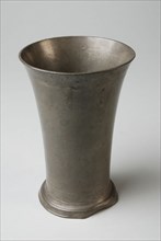 Tinsmith: Johannes Daniël Druy, Funnel-shaped sacrament cup, liturgical cup liturgical container holder tin, molded