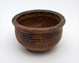 Earthenware bowl or saucepan on three stand fins, rotations around the side wall, bake pot holder soil find ceramic earthenware