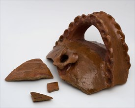 Fragments earthenware fire clock with large lying ear, decorated with finger impressions, firecock firecock firefighting